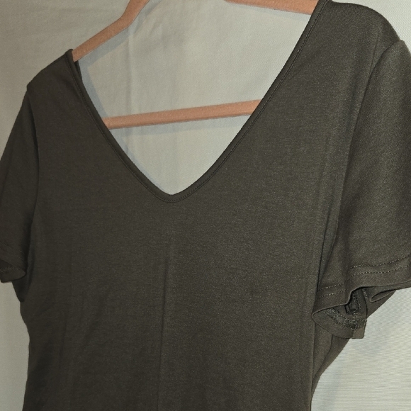 LilyCoco Olive Green Fitted Short Sleeve Tee With Cut Out Back Medium - Picture 5 of 8